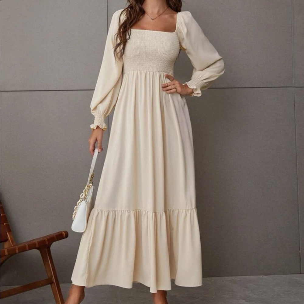 Woman’s squared neck ruffle hem dress